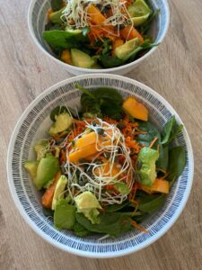 salade crue avec des graines germées et de l'avocat